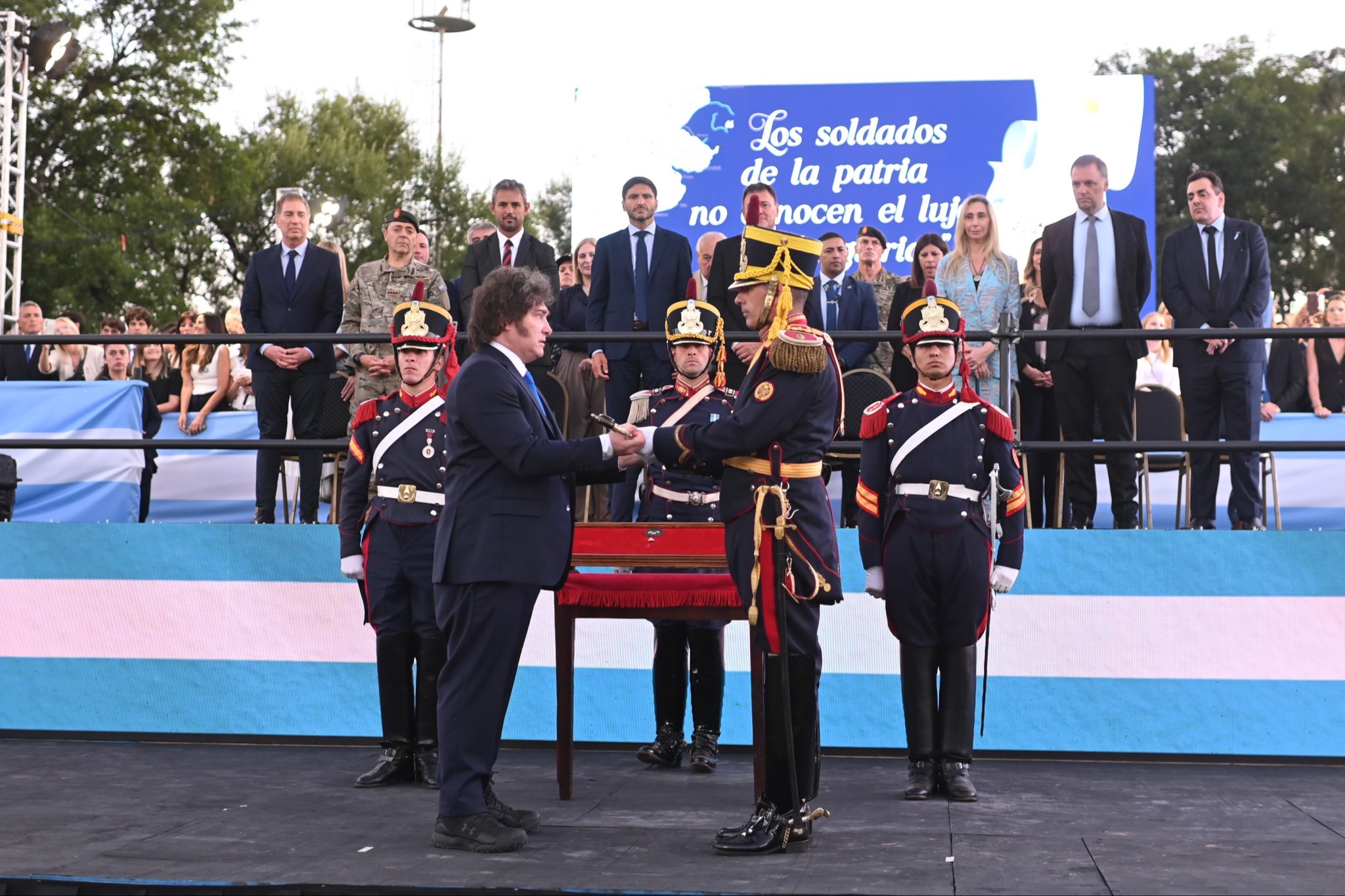 El Presidente Javier Milei entregó el Sable Corvo del General José de San Martín al Regimiento de Granaderos a Caballo
