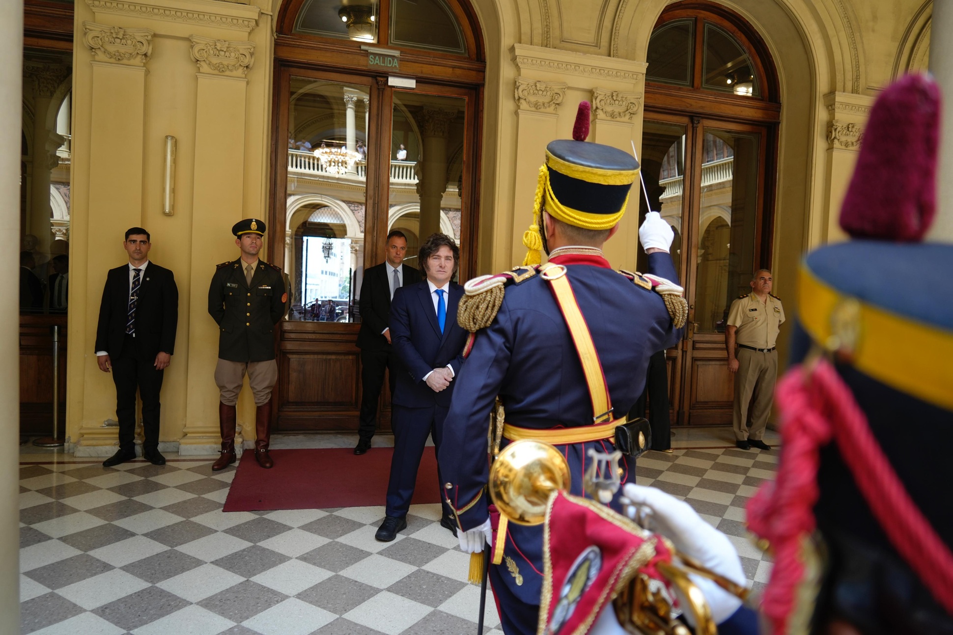 El Presidente Milei saludó al Regimiento de Granaderos a Caballo
