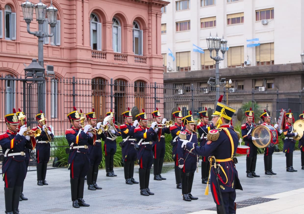 La Fanfarria del Regimiento de Granaderos rindió homenaje a los héroes de Malvinas en Casa Rosada
