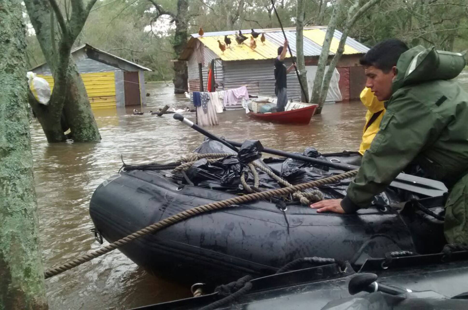 El Gobierno sigue asistiendo a los damnificados por las inundaciones en el Litoral