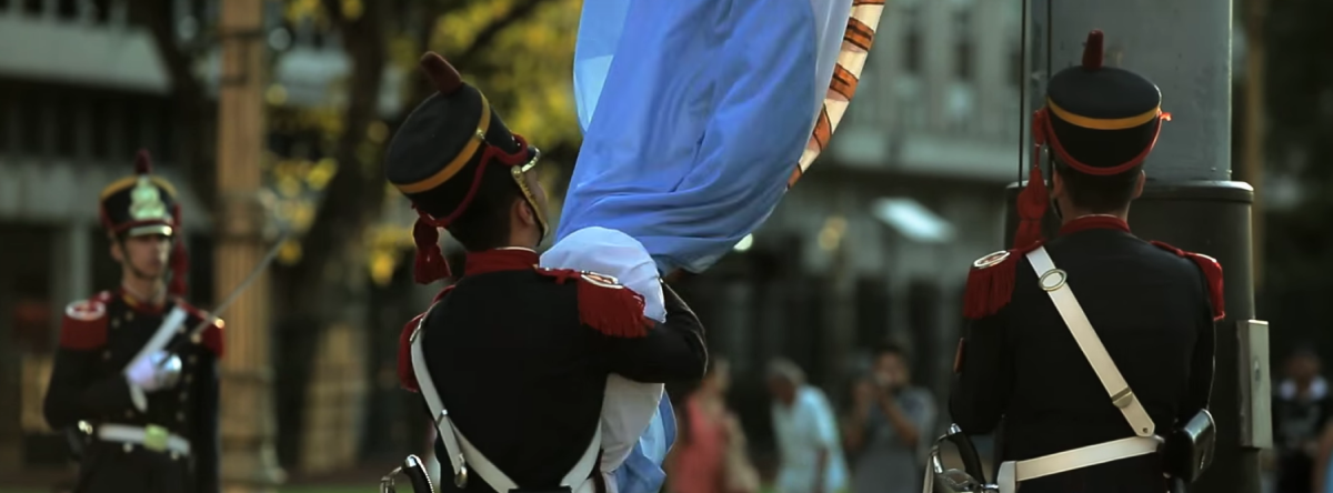 Granaderos llevando la bandera Argentina.