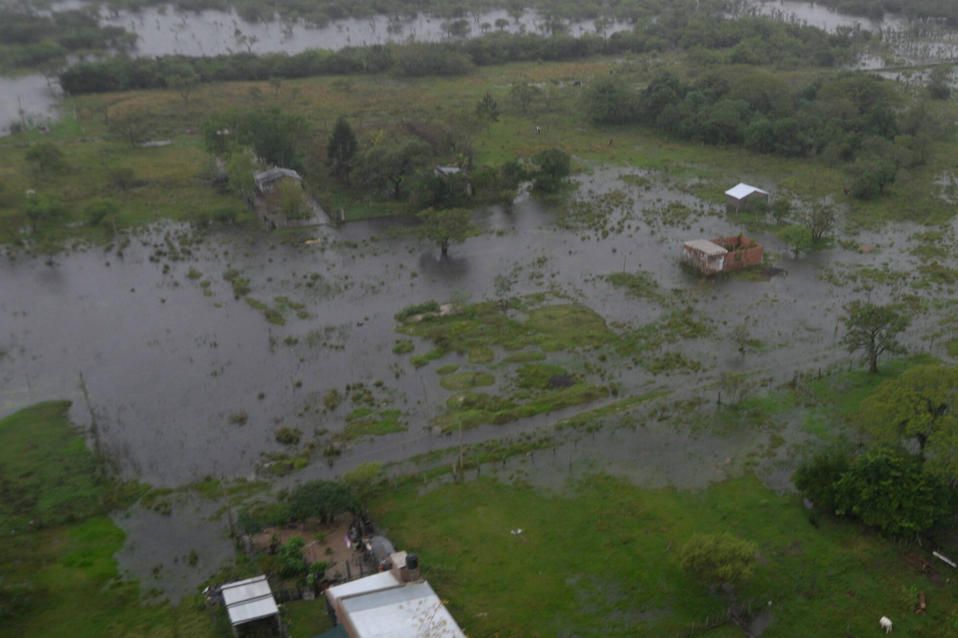 Defensa recorrió las zonas del litoral afectadas por las inundaciones