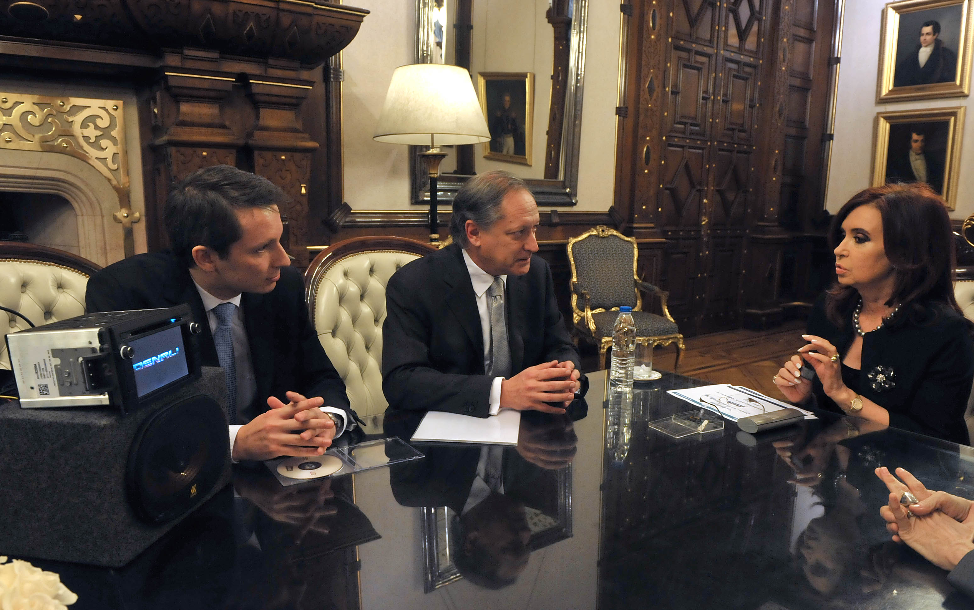La Jefa de Estado recibió a empresarios que fabricarán en el país autorradios con GPS