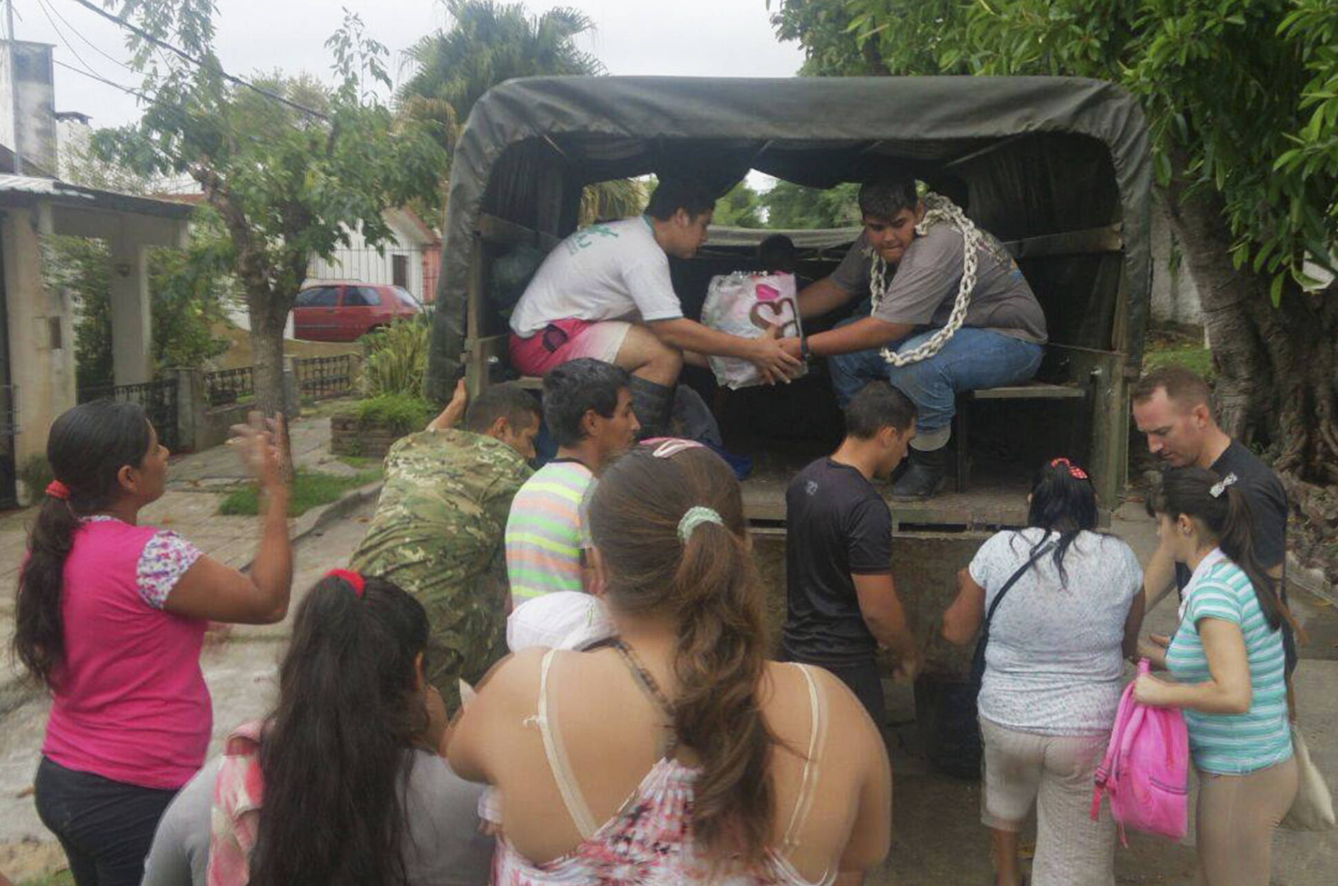 El Ministerio de Defensa ayuda a afectados por las recientes inundaciones en el Litoral