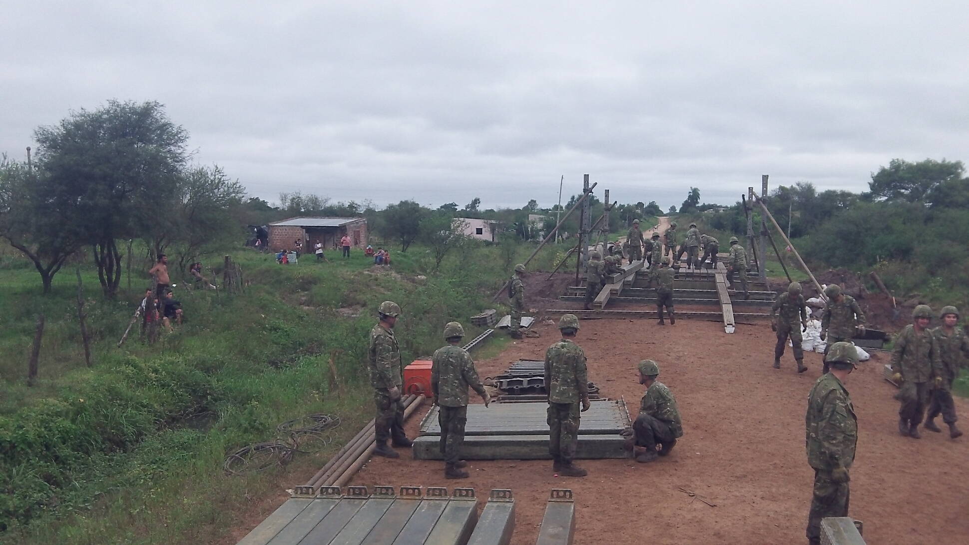 Inundaciones: el Ejército construyó un puente para evitar que un pueblo quedara aislado