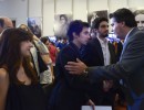 Capitanich junto al estudiante que diseñó la Copa del Torneo Dr. Ramón Carrillo