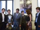 Capitanich junto al estudiante que diseñó la Copa del Torneo Dr. Ramón Carrillo