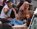 La Presidenta saluda a los ciudadanos reunidos frente al Congreso Nacional