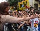 La Presidenta saluda a los ciudadanos reunidos frente al Congreso Nacional