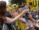 La Presidenta saluda a los ciudadanos reunidos frente al Congreso Nacional