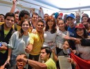 La Presidenta recibe el saludo de un grupo de jóvenes latinoamericanos en Panamá.