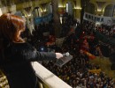 Cristina Fernández saluda a militantes