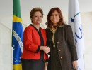 La Presidenta fue recibida por su par de Brasil, Dilma Rousseff, al llegar al Palacio Itamarityy