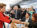 La presidenta de Brasil saluda a su par de la Argentina y a la comitiva que la acompaña 