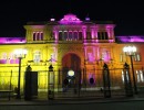 Casa Rosada iluminada con los colores de la diversidad