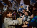 Cristina Fernández saluda al público en Tecnópolis