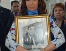 Cristina Fernández posa con una foto del ex presidente Néstor Kirchner