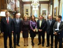 La jefa de Estado  y Valentina Matvienko, con funcionarios de ambos países que participaron del encuentro.