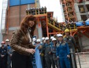 Cristina Fernández junto a trabajadores de YPF