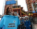 Cristina Fernández junto a trabajadores de YPF