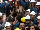 Cristina Fernández junto a trabajadores de YPF