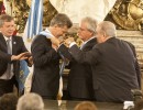 Mauricio Macri recibe el bastón y la banda presidencial