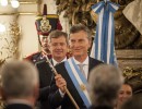 Mauricio Macri recibe el bastón y la banda presidencial