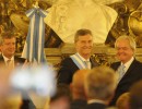 Mauricio Macri recibe el bastón y la banda presidencial