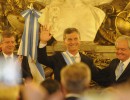 Mauricio Macri recibe el bastón y la banda presidencial