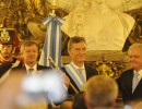 Mauricio Macri recibe el bastón y la banda presidencial