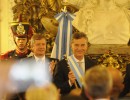 Mauricio Macri recibe el bastón y la banda presidencial