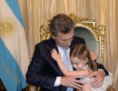 Mauricio Macri y su hija Antonia en el despacho presidencial