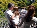 Mauricio Macri, Juliana Awada y su hija Antonia saludan a vecinos desde su departamento