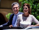 Mauricio Macri y Juliana Awada saludan a la multitud