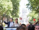 Mauricio Macri y Juliana Awada saludan a la multitud