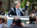 Mauricio Macri saluda a la multitud