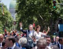 Mauricio Macri y Juliana Awada saludan a la multitud