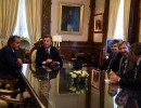 El Presidente, acompañado de su colaboradores, recibió a Daniel Scioli.