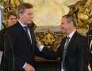 Mauricio Macri saluda a Roberto Moro