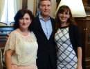 Mauricio Macri en su despacho, junto al ministro de Educación, Esteban Bullrich, a Graciana Goicoechandia y a Inés Bulacio,  maestras  seleccionadas para competir  por el premio internacional  Global Teacher Price, que distingue a un educador de todo el m