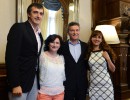 Mauricio Macri en su despacho, junto al ministro de Educación, Esteban Bullrich, a Graciana Goicoechandia y a Inés Bulacio,  maestras  seleccionadas para competir  por el premio internacional  Global Teacher Price, que distingue a un educador de todo el m