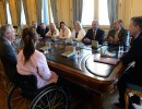 El Presidente con senadores de diversas fuerzas políticas, en el Salón Norte de Casa Rosada.