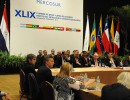 El Presidente junto al jefe de Gabinete, Marcos Peña, y la canciller Susana Malcorra, en el Centro de Convenciones de la Confederación Sudamericana de Fútbol.