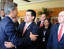 Mauricio Macri saluda a Horacio Cartes en la 49° Cumbre del Mercosur.