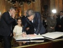Mauricio Macri rubrica el acta tras la jura como Presidente