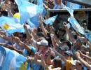 Festejo de los ciudadanos que acompañaron el traslado del Presidente y la primera dama a Casa Rosada.