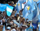 Festejo de los ciudadanos que acompañaron el traslado del Presidente y la primera dama a Casa Rosada.