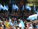 Festejo de los ciudadanos que acompañaron el traslado del Presidente y la primera dama a Casa Rosada.