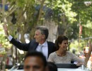 El Presidente y la primera dama saludan durante el trayecto a Casa Rosada.