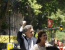 El Presidente y la primera dama saludan durante el trayecto a Casa Rosada.